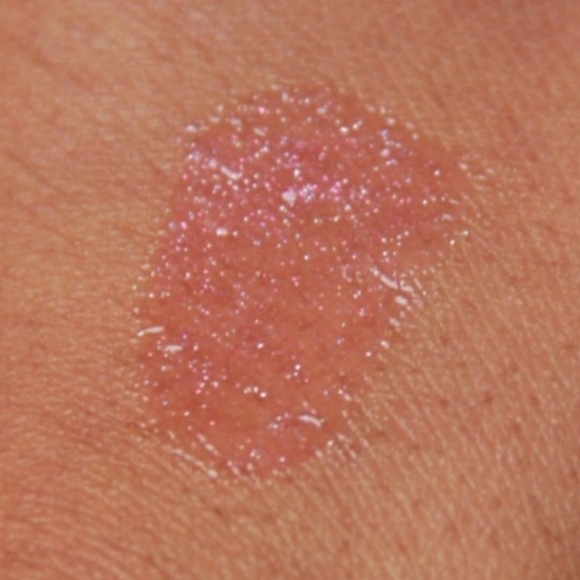 Essence Shine Shine Shine Wetlook Lipgloss, #20 Strawberry Red, 5ml - Picture 4 of 4